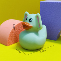 Vente directe d'usine de canard en PVC écologique en forme de mouton canard en caoutchouc souple jouets canard en caoutchouc de bain grinçant pour les enfants