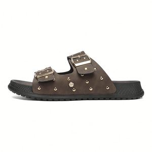 Sandales noires en PVC à enfiler avec boucles et clous dorés, bout ouvert, semelle extérieure en caoutchouc antidérapante, chaussures d'été pour hommes - Product Image 3