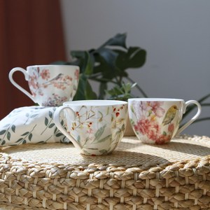 Ensemble de 4 tasses en porcelaine fine en forme de fleur - Motif pastoral américain avec oiseaux et fleurs - Product Image 1