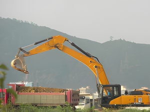 Excavadora de cadenas SY500H de 5 toneladas para trabajos de terraplenes en roca y tierra, construcción agrícola, con motor y caja de cambios PLC avanzados - Product Image 4