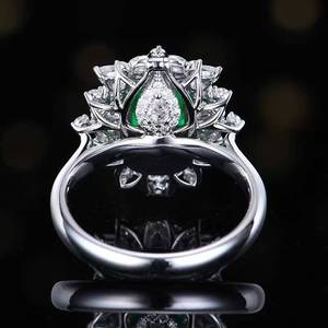 Anillo de Esmeralda Verde Natural de 1.99 Quilates en Oro de 18K con 48 Diamantes de Corte Brillante, Joyería Fina con Halo Floral de Lujo - Product Image 4