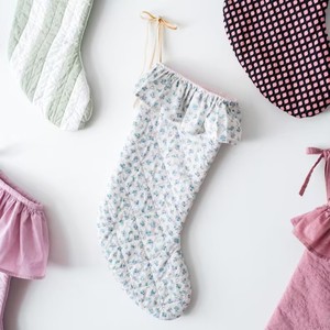 Patron de <span class=keywords><strong>couture</strong></span> pour chaussette de Noël matelassée à volants et nœuds, téléchargement numérique, modèle de chaussette de Noël à carreaux floraux pastel pour débutants - Product Image 5