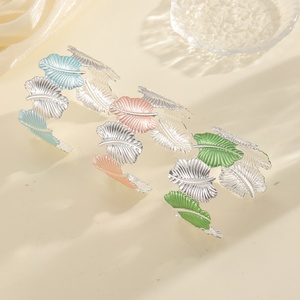 Bracelet tendance en métal coloré à motif feuille de dessin animé, style européen et américain, pour fabricants transfrontaliers Jingciren Boutique - Product Image 1
