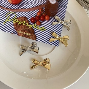 韓国風ミニリボンヘアクリップ 女の子用スイートメタルヘアクリップ 小さなアリゲータークリップ カスタム卸売 女性用合金ヘアアクセサリー - Product Image 4