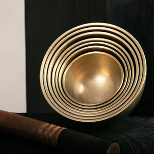 Ensemble de bols chantants <span class=keywords><strong>7</strong></span> <span class=keywords><strong>chakras</strong></span> faits à la main au Népal, bols chantants tibétains en laiton faits à la main pour la méditation, la guérison sonore et le yoga - Product Image 1