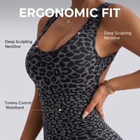 Shorts de yoga et de sport d'extérieur en polyester/nylon, à imprimé léopard, avec découpe ajourée et une seule bretelle spaghetti, pour un confort sans couture et une grande fluidité en mouvement.