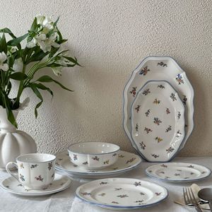 Service de vaisselle <span class=keywords><strong>en</strong></span> céramique de style campagnard français vintage, compatible micro-ondes, comprenant assiettes, bols, tasses à café, soucoupes et plat ovale profond - Product Image 4