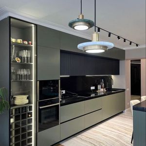 Elegante Diseño de Cocina de Líneas Rectas con Gabinetes Gris Suave, Detalles Dorados y Acabados de Primera Calidad - Product Image 2