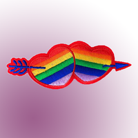 El nuevo corazón caliente parches bordados iridiscentes venta al por mayor apliques de tela coloridos parche bordado de corazón de flecha personalizado para bolsa