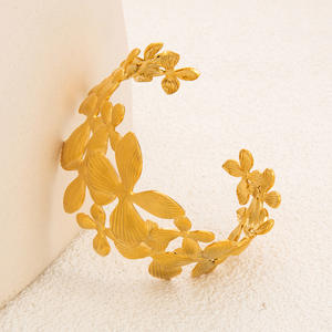 Pulsera Floral con Parches, Chapada en Oro de 18k, Ajustable, Estilo Ejecutivo para Mujer - Product Image 2