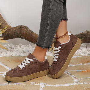 <span class=keywords><strong>Sneakers</strong></span> da <span class=keywords><strong>Donna</strong></span> Classiche in Camoscio Verde Oliva con Cuciture <span class=keywords><strong>Bianche</strong></span>, Comode per l'Uso Quotidiano, Modello 2026 di Tendenza - Product Image 2