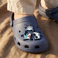 HY Wholesale Breloques de chaussures personnalisées en forme de requin, avec motifs de surf et de couronne, et épingles amusantes en forme d'animaux marins pour la décoration de sabots DIY