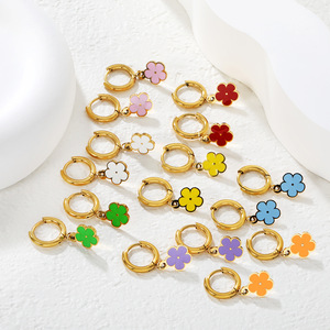 Boucles d'oreilles créoles fleuries en acier inoxydable plaqué or pour femme, à porter au quotidien - Product Image 1