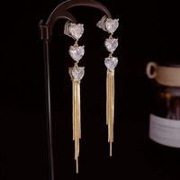 Orecchini di Lusso con Tre Zirconi a Forma di Cuore e Nappine, in Lega, Trendy, Femminili ed Eleganti