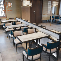 Ensemble de mobilier de café-restaurant, canapé en cuir de café avec cadre en métal et tables carrées en marbre assorties