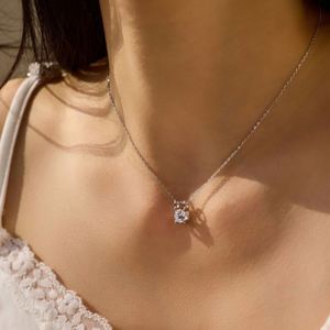 จี้เพชรทรงเดี่ยว Dylam Charm เงินแท้ 925 ชุบโรเดียม ประดับเพชรคิวบิกเซอร์โคเนีย 1 กะรัต 5A สำหรับสวมใส่ในชีวิตประจำวัน - Product Image 4