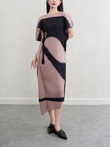 La robe plissée surdimensionnée de Miyake présente un design plissé à la main irrégulier haut de gamme, élégant et décontracté - Product Image 4