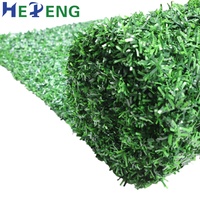 Mur de haie de filet de clôture d'herbe d'aiguille de pin artificiel ignifuge vert UV pour la décoration de cour