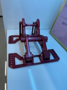 Servicio de mecanizado CNC de piezas de acero inoxidable con recubrimiento en polvo de anodizado rojo y negro, oxidación y mecanizado CNC de 5 ejes en aluminio, de Source Factory. - Product Image 4