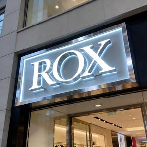 Letrero LED Acrílico Personalizado para Interiores y Exteriores, Resistente al Agua IP65, Letrero Luminoso 3D Retroiluminado para Decoración de Tiendas y Publicidad - Product Image 1