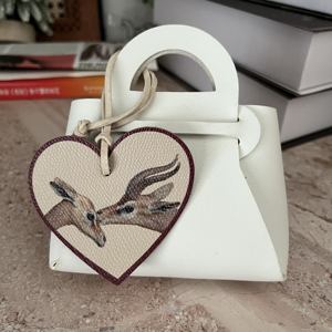Breloques de sac en cuir personnalisées, pendentifs <span class=keywords><strong>gazelles</strong></span> tendance, accessoires de sacs, ornements suspendus en cuir PU pour sacs et voitures - Product Image 1