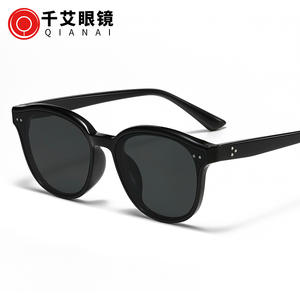 Lunettes de soleil rétro Qianai, monture noire en PC, protection UV400, style rivets à pois, mode estivale pour femmes - Product Image 1