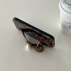 เคสโทรศัพท์ลายเสือดาวสีอำพัน พร้อมสายคล้องมุก ดีไซน์ย้อนยุค แบบนิ่ม สำหรับ iPhone 13 14 15 16 17 Pro Max สำหรับผู้หญิง - Product Image 3