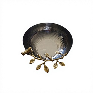Bol à fruits en acier inoxydable et aluminium avec motif de feuilles, idéal pour servir du chocolat, des fruits, des salades et des desserts - Product Image 1