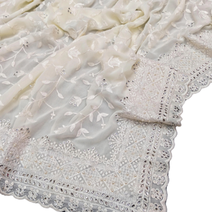 ชุดส่าหรีสีขาวลายชินการีของดีไซเนอร์ชาวอินเดีย ลาคานาวี พร้อมเสื้อคลุมสวยหรูทันสมัย เหมาะสำหรับงานดีวาลี งานแต่งงาน และงานพิธีแบบดั้งเดิม - Product Image 1