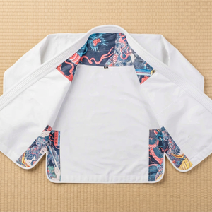 Kimono Blanco de BJJ para Hombre con Solapa Interior Bordada con Dragón y Franjas Laterales Verdes - Product Image 4