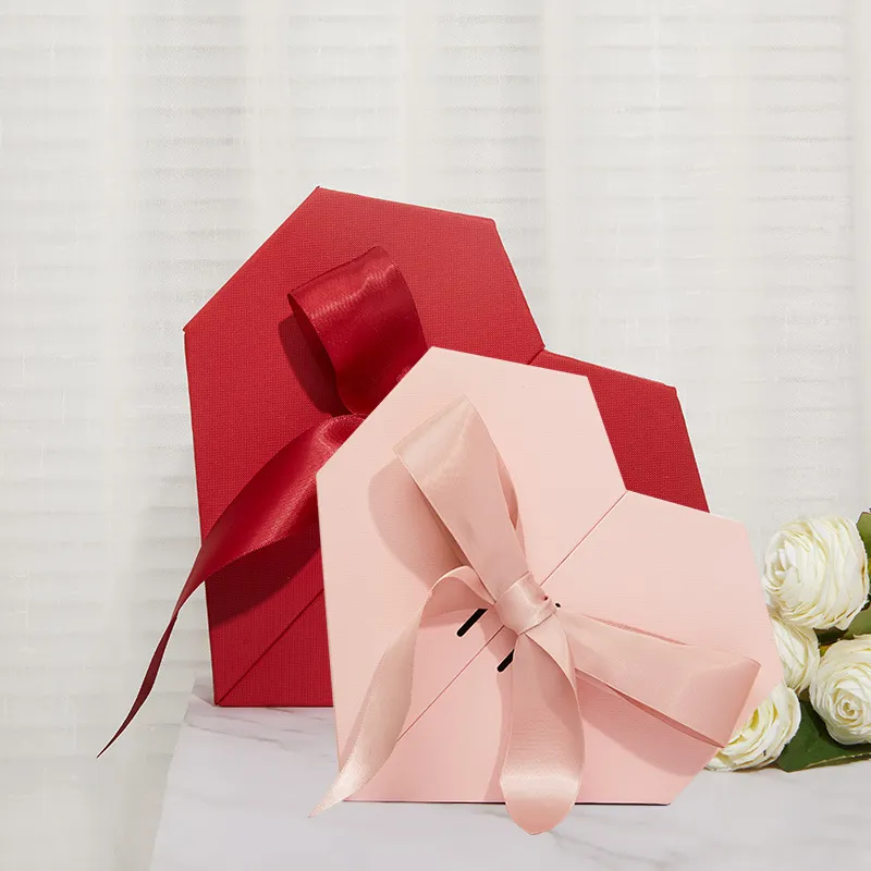 Özel toptan Kraft kırmızı pembe karton lüks kağıt ambalaj kalp şeklinde hediye kutusu