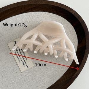 Pince à cheveux triangulaire creuse en acrylique couleur unie pour femme, style requin, pour bal de promo et mode - Product Image 2