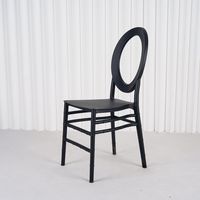 Chaise élégante en plastique avec dossier médaillon, structure robuste et protection UV pour location de cérémonies de mariage en extérieur