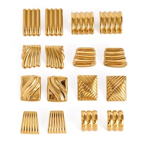 Pendientes Cuadrados de Acero Inoxidable con Textura Ondulada en Oro de 18K Estilo Europeo y Americano, Pendientes Geométricos Minimalistas de Acero Inoxidable - Product Image 1