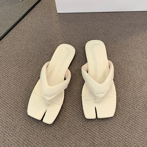 Magnifiques sandales de plage argentées pour femmes, parfaites pour les tenues d'été 2025, nouvelle collection, tongs plates style queue de cochon - Product Image 6