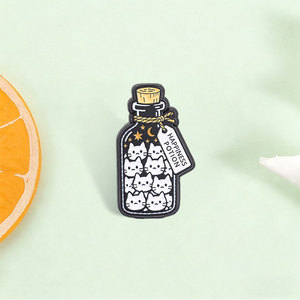 Spilla smaltata a forma di bottiglia della pozione della felicità con gatti bianchi carini in barattolo dei desideri, per decorazione zaino - Product Image 1