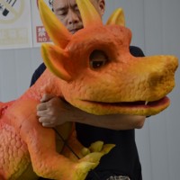 Marionnette de dinosaure bébé animatronique réaliste en métal, contrôlée à la main, design coloré, pour parcs à thème et centres commerciaux