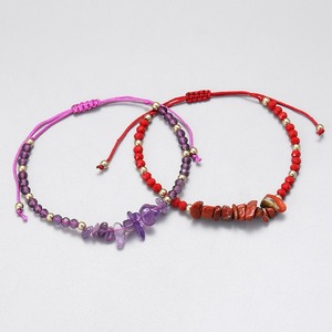 <span class=keywords><strong>Bracelet</strong></span> bohème fait main en cristal de guérison, copeaux de pierres précieuses irrégulières de 5 à 7 mm et perles rondes facettées de 3 mm, réglable avec un espaceur en boule dorée - Product Image 1