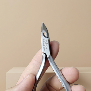 Coupe-cuticules professionnel en acier inoxydable, outil de soin des ongles robuste et tranchant, ouverture large pour les doigts - Product Image 1