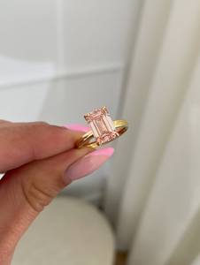 Bague en or massif 18 carats pour femme avec diamant taille émeraude et diamants latéraux, bijou de fiançailles romantique - Product Image 2