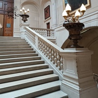 Rampe d'escalier de luxe en marbre blanc pour décoration de villa, balustrade en pierre naturelle sculptée à la main de qualité supérieure pour l'aménagement intérieur