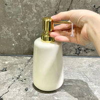 6 pièces ensemble de salle de bain minimaliste en céramique blanche avec plateau lavabo moderne avec distributeur de savon pour Studios Resorts Suites et Lofts