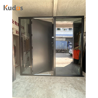 Porte d'entrée pivotante moderne en acier noir pour villa, porte de sécurité extérieure en acier avec vitrage fixe latéral