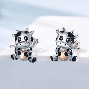 Orecchini a perno a forma di cuore di mucca, gioielli dolci e giocosi per orecchie, per donne e ragazze, da indossare tutti i giorni, accessorio regalo per outfit casual - Product Image 2