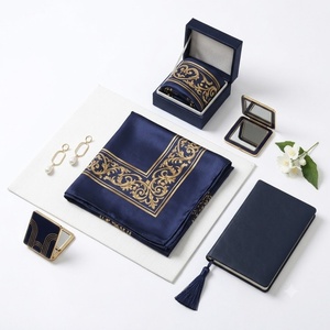 Écharpe carrée personnalisée en <span class=keywords><strong>soie</strong></span> <span class=keywords><strong>bleu</strong></span> <span class=keywords><strong>marine</strong></span> avec impression dorée - Product Image 1