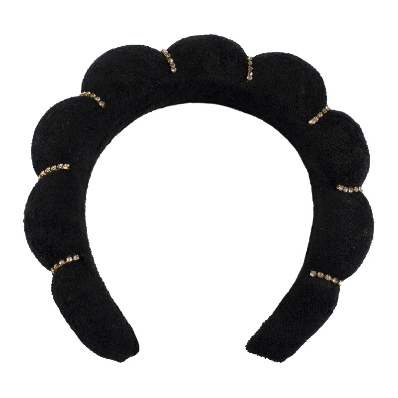Serre-tête noir orné de diamants étincelants.