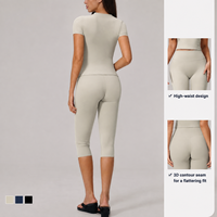 Set Yoga 2 Potong Wanita dengan Logo Custom, Atasan Pendek dan Leggings Capri Pinggang Tinggi, Outfit Olahraga Gym