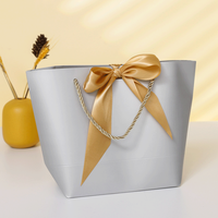 Sac cadeau en papier à pois élégant de qualité supérieure avec poignées en ruban de satin pour les cadeaux de fête, les mariages et les emballages de remerciement