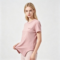 Camiseta Básica de Algodón para Mujer con Cuello Redondo, Color Rosa Sólido, Dobladillo Irregular, Bordado en el Pecho, Personalizable en Color