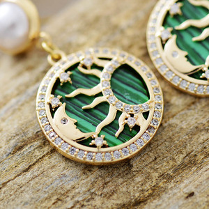 Boucles d'oreilles pendantes de luxe en malachite, perles et zircon, motif constellation, bijoux de soirée, couleur paon, sertissage clos en alliage de zinc - Product Image 2